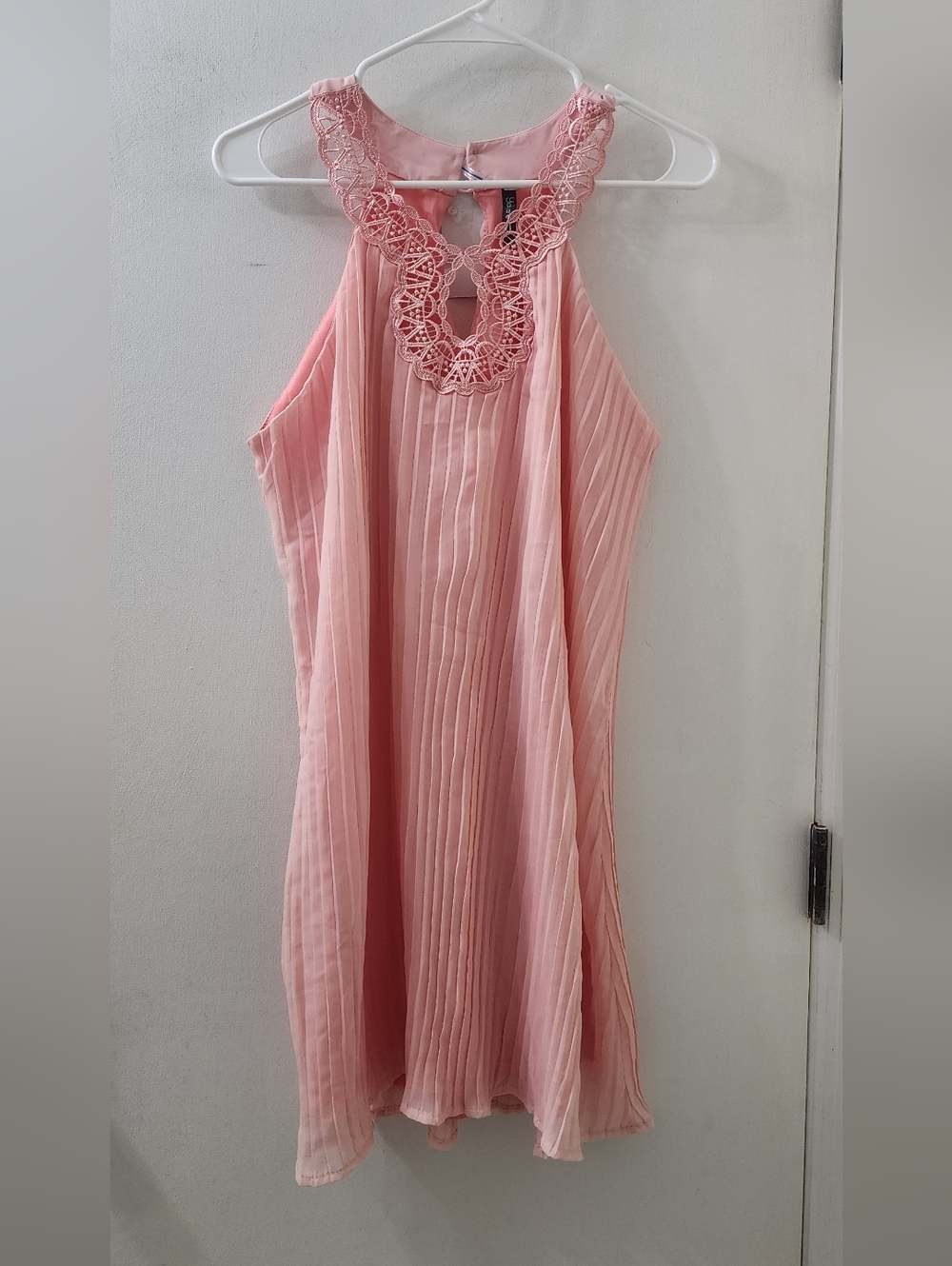 New‎ Yakarè Pink Lace Halter Pleated Dress, Size Medium.